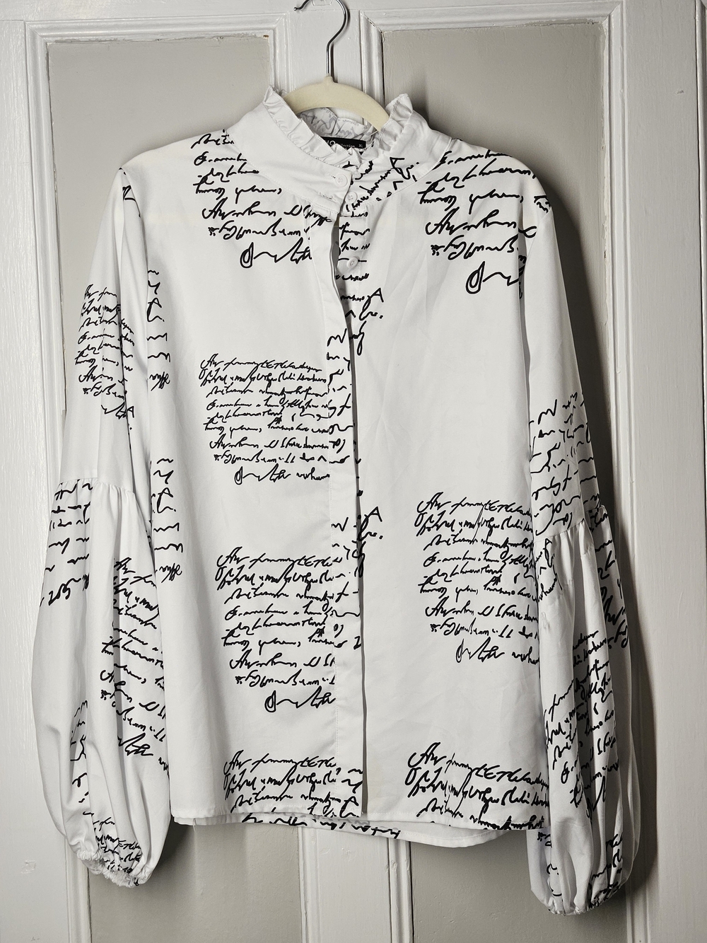 FHQ White Script Print Ruffled Neck Button-Front Blouse Sz XL PTP=22